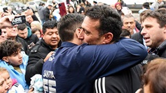 Lionel Messi bật khóc, đến lượt HLV Scaloni khốn đốn vì răng và... fan ĐT Argentina
