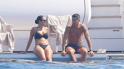 Ronaldo nhận món quà hơn 1 triệu euro