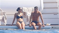 Ronaldo nhận món quà hơn 1 triệu euro