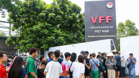 Người hâm mộ đội mưa mua vé xem trận Việt Nam gặp Singapore, vé chợ đen tăng nhẹ