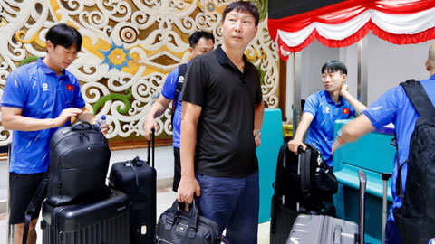 HLV Kim Sang Sik xem lại băng hình trận thắng Indonesia ngay tại sân bay