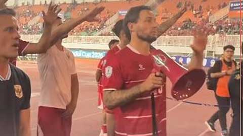 Toàn đội Indonesia vác loa đi xin lỗi 30.000 khán giả vì đội nhà đá kém