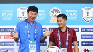 HLV Kim Sang Sik 'đạo diễn' màn ăn mừng của Hai Long ngay tại phòng họp báo
