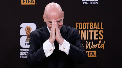 Infantino cúi đầu xin lỗi, ghế chủ tịch FIFA vẫn lung lay