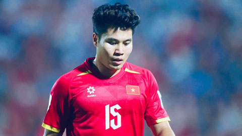 Tiến Anh sút bóng vọt xà ngang (TRỰC TIẾP: Việt Nam 1-0 Campuchia)