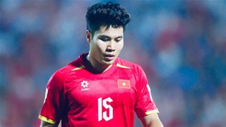 Tiến Anh sút bóng vọt xà ngang (TRỰC TIẾP: Việt Nam 1-0 Campuchia)