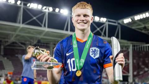 Không ai ‘dám mua’, chuyện đời kỳ lạ của Kees Smit, sao trẻ được ví như De Bruyne, Pedri mới