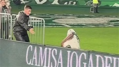 Gấp đôi nỗi sầu: Cầu thủ Coritiba rơi xuống đường hầm khi ăn mừng, bàn thắng lại bị VAR hủy