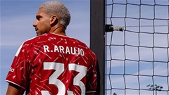 Ronald Araujo ra mắt Liverpool với số áo đặc biệt