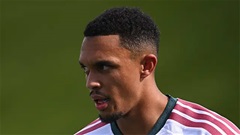 Alexander-Arnold bị 'chê thậm tệ' khi ký tặng fan Real Madrid