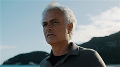 Mourinho và khoảng trống phía sau bóng đá
