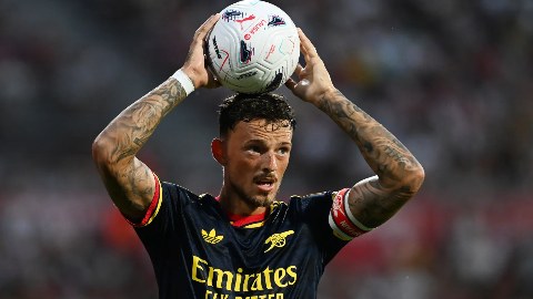 Arsenal lo mất 'vũ khí' ném biên khi Premier League cấm dùng khăn để lau khô bóng