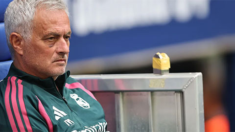 Vì sao Mourinho xuất hiện với vết bầm tím quanh mắt?