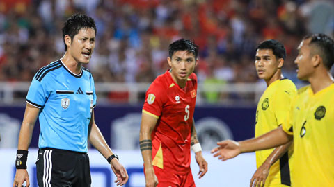 CĐV tiếc ngẩn ngơ với pha đánh đầu của Văn Hậu (TRỰC TIẾP: Việt Nam 0-0 Malaysia )