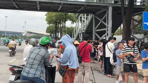 Vé xem Việt Nam vs Malaysia lên cơn sốt, phe vé chen lấn xô đẩy NHM