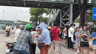 Vé xem Việt Nam vs Malaysia lên cơn sốt, phe vé chen lấn xô đẩy NHM