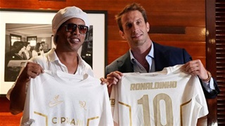 Ronaldinho gây sốc: 46 tuổi vẫn trở lại sân cỏ, khoác áo CLB Serie C