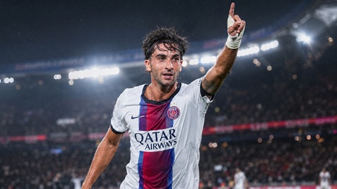 Ferran Torres ‘túm áo’ cả Messi lẫn Ibrahimovic
