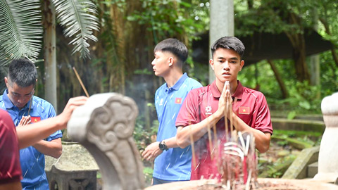 Đội tuyển U20 Việt Nam dâng hương tưởng niệm các Vua Hùng