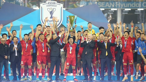 Khoảnh khắc ĐT Việt Nam nâng cao cúp vô địch AFF Cup 2026