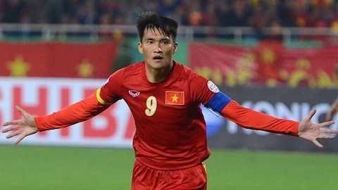 Danh thủ Lê Công Vinh đại diện Việt Nam cầm cúp vô địch AFF trên sân Mỹ Đình