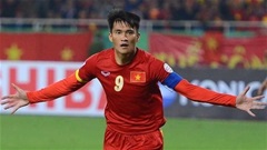 Danh thủ Lê Công Vinh đại diện Việt Nam cầm cúp vô địch AFF trên sân Mỹ Đình