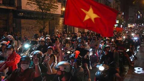 Đêm 'đi bão' xuyên sáng và bài toán tỷ đô
