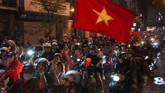 Đêm 'đi bão' xuyên sáng và bài toán tỷ đô