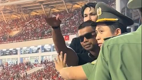 CĐV Thái Lan cay cú khi bị CĐV Việt Nam hô to hơn