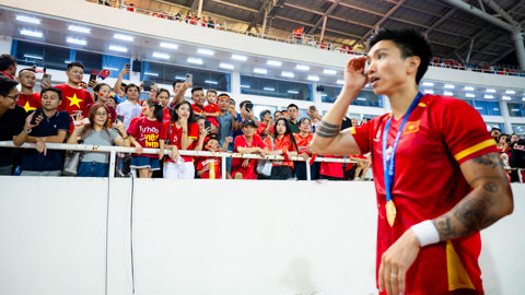 Văn Hậu tìm vợ ngay sau khi vô địch, loạt tương tác 'ngọt như đường' đốn tim NHM