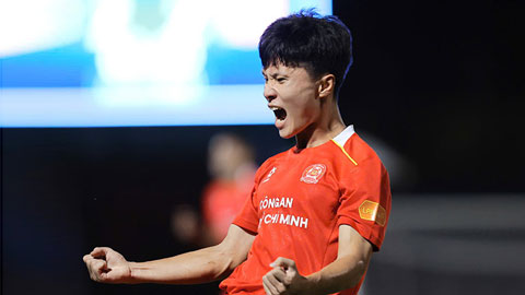 Nguyễn Thái Quốc Cường ghi bàn nâng tỷ số (CA TP.HCM 2-0 Hà Nội)