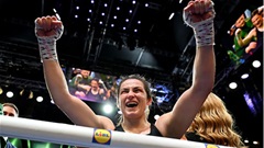 Tay đấm huyền thoại Katie Taylor trở thành nhà vô địch tuyệt đối 3 lần trước khi giải nghệ