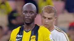 Ronaldo gây sốt với màn ‘đọc trộm’ chiến thuật của đối thủ