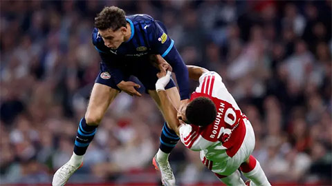 Con trai Mark van Bommel thoát thẻ đỏ dù khiến đối thủ nhập viện