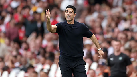 Fan Chelsea tức điên khi Arteta cười toe toét với trọng tài