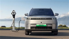Xuân Son được chủ tịch Vũ Văn Tiền trao xe, hoàn tất bộ 3 xăng, điện, hybrid