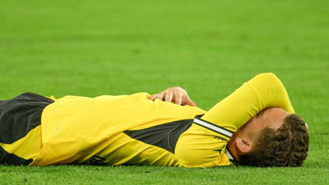 Cầu thủ Dortmund nhập viện sau sự cố sức khỏe trên sân
