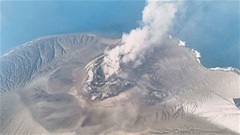 Núi lửa phun trào, sếp lớn của bóng đá Indonesia ứng phó khẩn trương