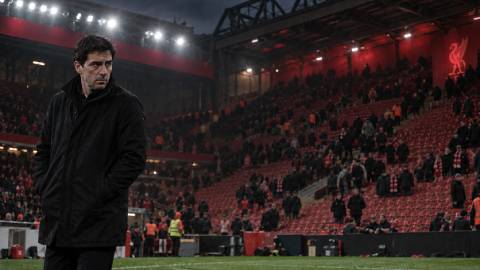 Liverpool đang bước đi cô đơn ở chính Anfield