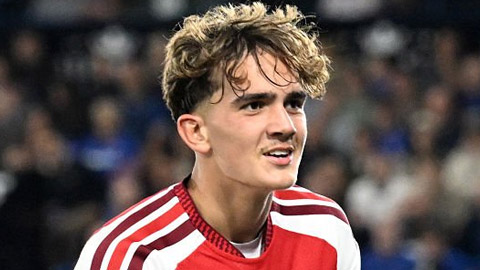 Thần đồng 16 tuổi của Arsenal khiến cả nước Anh sửng sốt