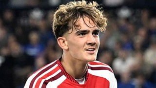 Thần đồng 16 tuổi của Arsenal khiến cả nước Anh sửng sốt