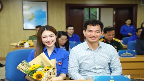 Bạn thân Văn Toàn, Hòa Minzy nhận nhiệm vụ cao cả