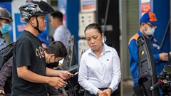 Giá xăng E10 tăng gần 1.400 đồng/lít