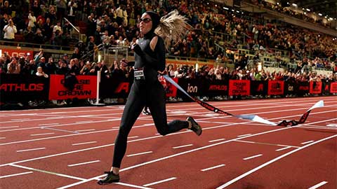 Mỹ nhân điền kinh Anh - Keely Hodgkinson hóa Catwoman, gây sốt với đồ bó và vương miện Tiffany 48.000 bảng