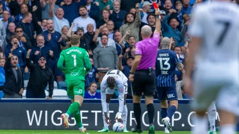 Kante được đồng đội... chúc mừng sau khi nhận thẻ đỏ ở derby Millwall
