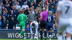 Kante được đồng đội... chúc mừng sau khi nhận thẻ đỏ ở derby Millwall