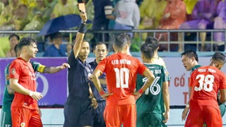 Văn Sơn bị thẻ đỏ khi chơi xấu Đình Bắc