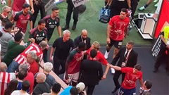HLV thủ môn của Atletico và trợ lý của Mourinho cùng nhận thẻ đỏ