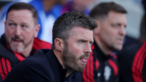 Carrick không bận tâm khi fan MU phản đối quyết định thay Mainoo