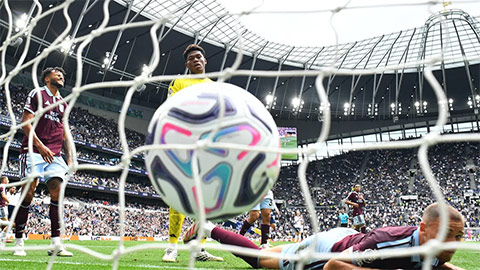 Premier League đang trở lại với sự hỗn loạn